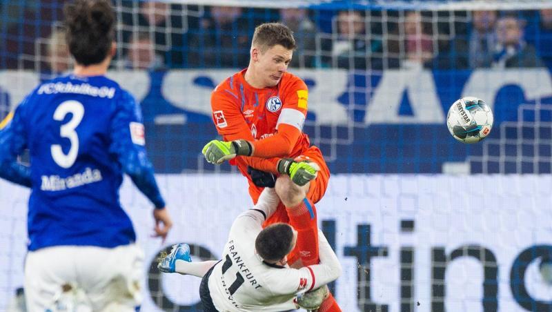 Schalkes Torwart Alexander Nübel (r) foult Mijat Gacinovic (M) von Eintracht Frankfurt. Schalkes Torwart Alexander Nübel (r) foult Mijat Gacinovic (M) von Eintracht Frankfurt.
