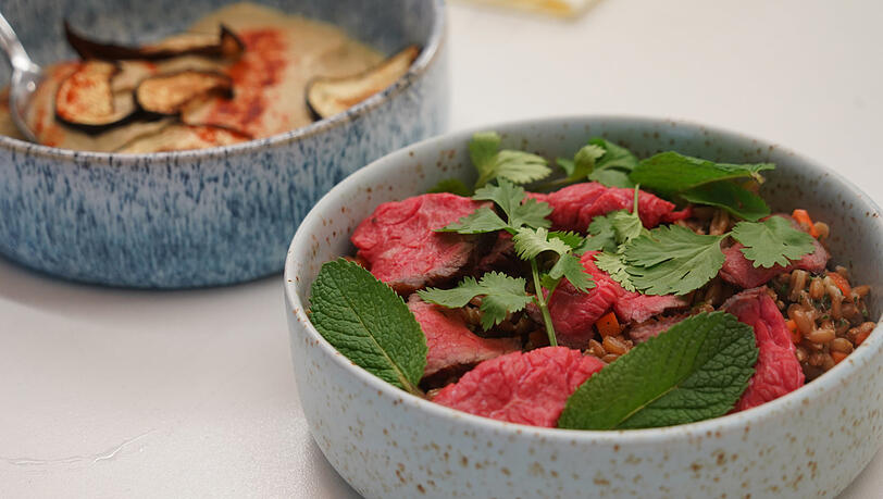 Servierfertig angerichtet: die Kreationen von "Flavoury" mit Körnergerichten, Salaten, Vor- und Nachspeisen. Servierfertig angerichtet: die Kreationen von "Flavoury" mit Körnergerichten, Salaten, Vor- und Nachspeisen.