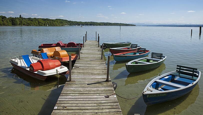Der Mann war am Sonntag zusammen mit einem 27-Jährigen auf einem Leih-Tretboot auf den See hinaus gefahren. (Symbolbild)