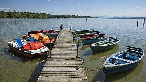 Der Mann war am Sonntag zusammen mit einem 27-Jährigen auf einem Leih-Tretboot auf den See hinaus gefahren. (Symbolbild)