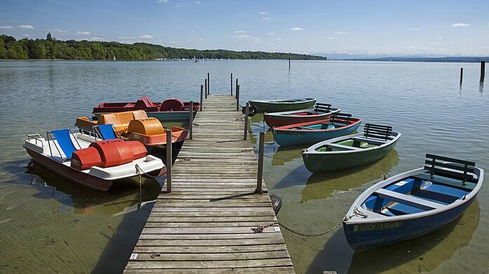 Der Mann war am Sonntag zusammen mit einem 27-Jährigen auf einem Leih-Tretboot auf den See hinaus gefahren. (Symbolbild)