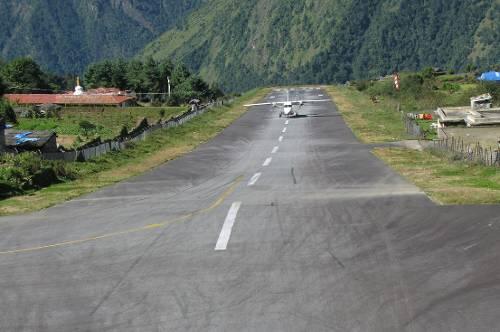 Abenteuerlich: die Landepiste in Lukla