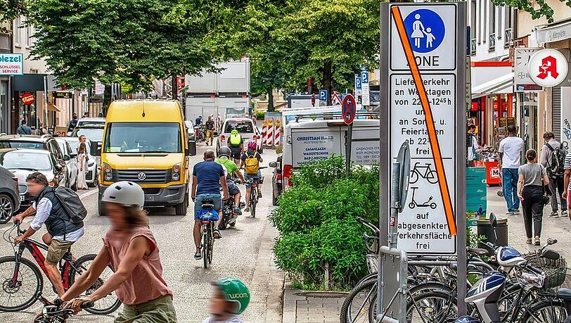 Die Fußgängerzonenschilder in der Weißenburger Straße in Haidhausen sind noch abgeklebt. Am Montag soll's nun endlich losgehen.