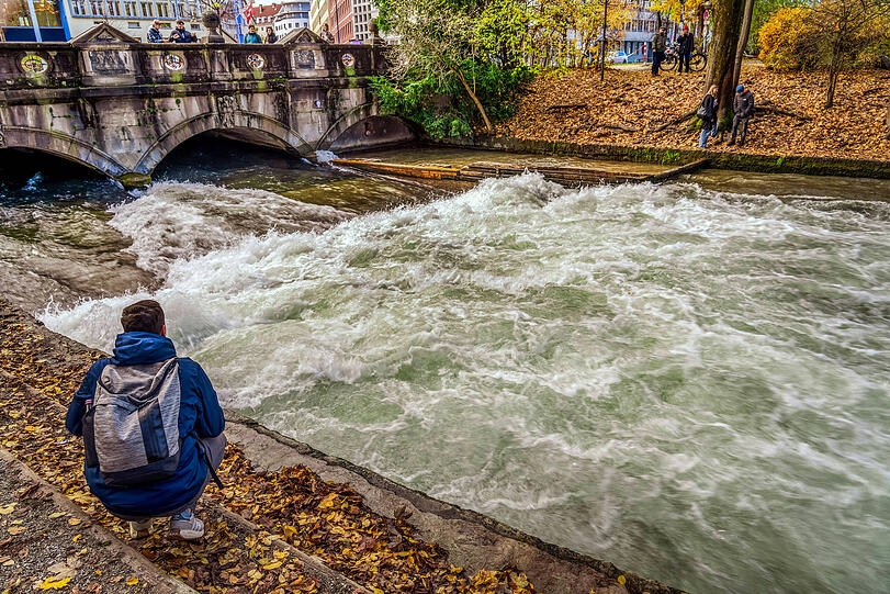 Münchner Eisbachwelle wegen niedrigem Wasserpegel nicht surfbar –Münchner und Münchnerinnen schauen ungläubig auf den sonst sehr belebten Surf-Spot. München, 3. November 2025. Münchner Eisbachwelle wegen niedrigem Wasserpegel nicht surfbar –Münchner und Münchnerinnen schauen ungläubig auf den sonst sehr belebten Surf-Spot. München, 3. November 2025.