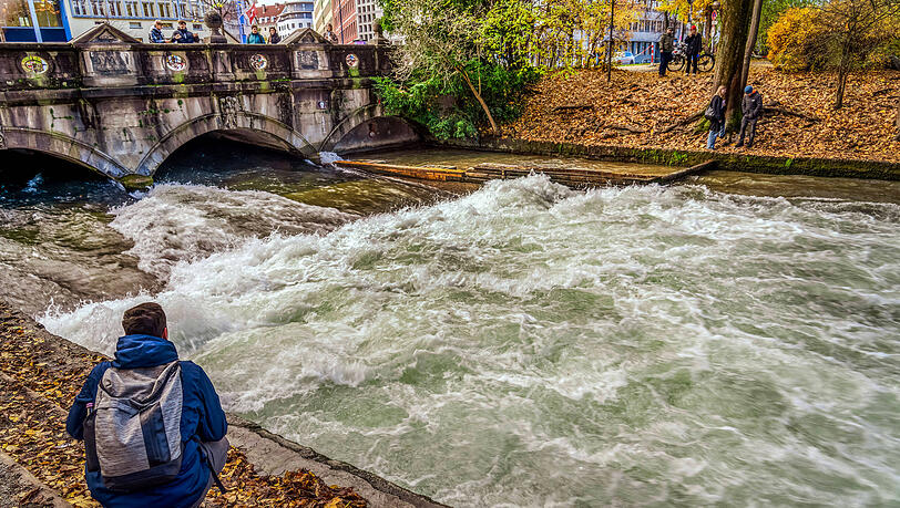 Münchner Eisbachwelle wegen niedrigem Wasserpegel nicht surfbar –Münchner und Münchnerinnen schauen ungläubig auf den sonst sehr belebten Surf-Spot. München, 3. November 2025. Münchner Eisbachwelle wegen niedrigem Wasserpegel nicht surfbar –Münchner und Münchnerinnen schauen ungläubig auf den sonst sehr belebten Surf-Spot. München, 3. November 2025.