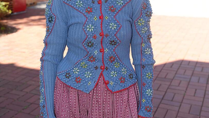 Auf diesen handgestrickten Janker ist Tina Meister besonders stolz. Ob sie sich von ihm trennen kann, weiß sie noch nicht. Auf diesen handgestrickten Janker ist Tina Meister besonders stolz. Ob sie sich von ihm trennen kann, weiß sie noch nicht.