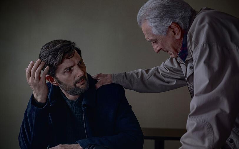Als Toms (Adam Scott, links) Sohn verschwindet verbündet er sich widerwillig mit seinem Vater (Robert De Niro), zu dem er zuvor jeglichen Kontakt abgebrochen hatte. Toms Vater ermittelte damals im Fall. Als Toms (Adam Scott, links) Sohn verschwindet verbündet er sich widerwillig mit seinem Vater (Robert De Niro), zu dem er zuvor jeglichen Kontakt abgebrochen hatte. Toms Vater ermittelte damals im Fall.