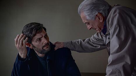 Als Toms (Adam Scott, links) Sohn verschwindet verb&uuml;ndet er sich widerwillig mit seinem Vater (Robert De Niro), zu dem er zuvor jeglichen Kontakt abgebrochen hatte. Toms Vater ermittelte damals im Fall.
