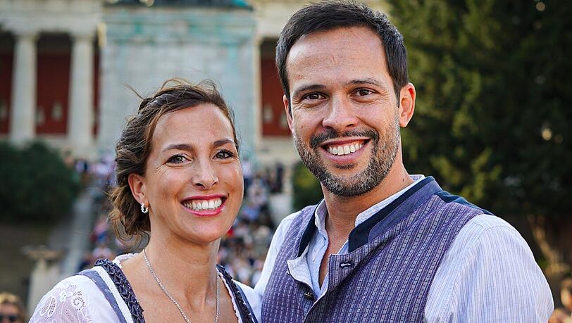 Mit seiner Partnerin Stephanie zeigt sich FDP-Politiker Martin Hagen erstmals auf der Wiesn.