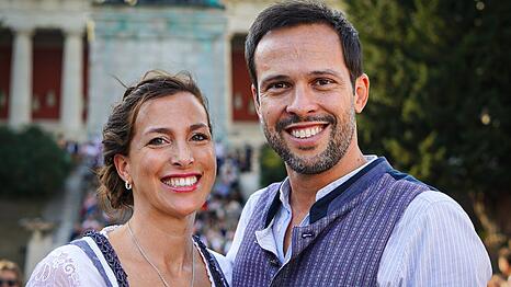 Mit seiner Partnerin Stephanie zeigt sich FDP-Politiker Martin Hagen erstmals auf der Wiesn.