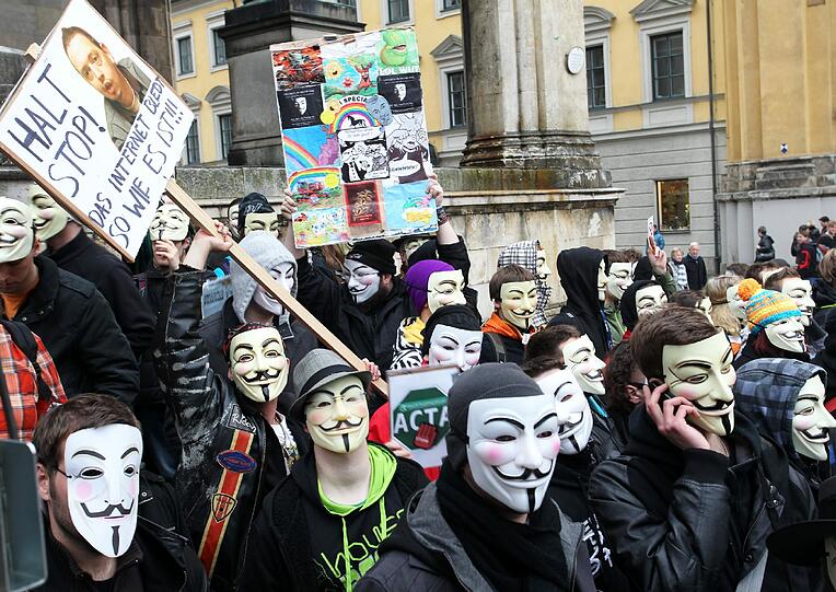 Affige Kostüme, witzige Plakate und viele Masken: Die Bilder von der Anti-ACTA-Demo in München