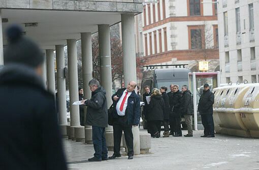 Richter, Klägerin und Anwälte stehen vor dem Haus Ottostraße 13.