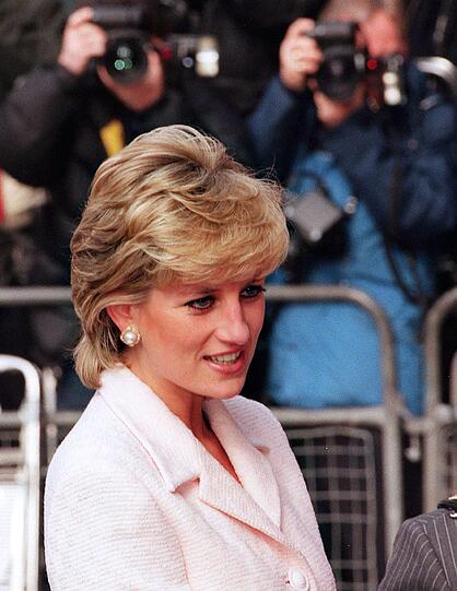 PRINZESSIN DIANA (gestorben 1997): Sie war die Lichtgestalt der britischen Monarchie in den 1980er und 1990er Jahren. Oft wird Kate mit der Mutter von William verglichen. Diana, einst als Mauerblümchen in die Königsfamilie eingeheiratet, emanzipierte sich stetig. Nach der Trennung vom untreuen Charles wurde sie dank mehrerer geschickt platzierter Interviews und unter Ausnutzung ihrer Popularität regelrecht zur Gegenspielerin der Windsors. Ihre Erziehung wich von der des Palastes deutlich ab. Mit ihren Söhnen William und Harry war sie mehrmals auch bei McDonald's gesehen worden. Auch William und Kate wird nachgesagt, eher eine bürgerliche Erziehung anzustreben.