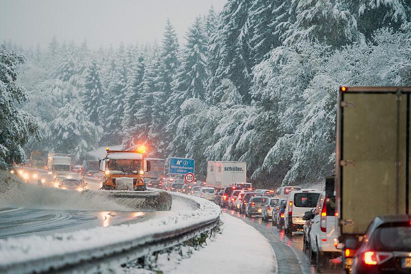 Die Autobahn A95 zwischen München und Garmisch-Partenkirchen bei Wolfratshausen (Bayern)
