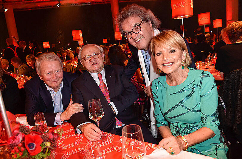 Das Geburtstagskind hält&rsquo;s nicht am Tisch: Helmut Markwort steht bei (v. l). Wolfgang Porsche, Hubert Burda und Uschi Glas.