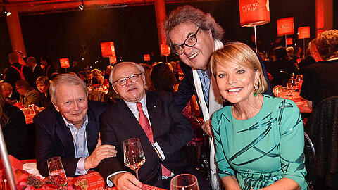 Das Geburtstagskind hält&rsquo;s nicht am Tisch: Helmut Markwort steht bei (v. l). Wolfgang Porsche, Hubert Burda und Uschi Glas.