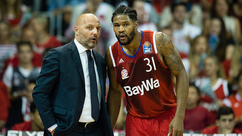 Die Bayern-Basketballer um Trainer Sasa Djordjevic (l) und Center Devin Booker gelten als BBL-Favorit.