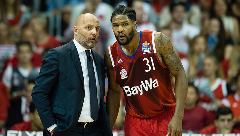 Die Bayern-Basketballer um Trainer Sasa Djordjevic (l) und Center Devin Booker gelten als BBL-Favorit. Die Bayern-Basketballer um Trainer Sasa Djordjevic (l) und Center Devin Booker gelten als BBL-Favorit.