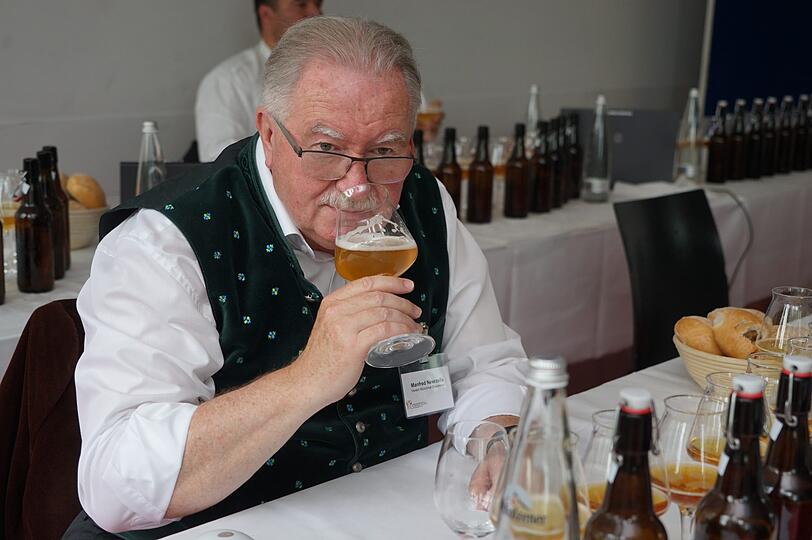 ... hier noch ein Jurymitglied beim Testen der anonymisierten Biere...