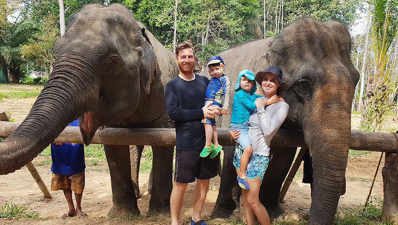 Familienporträt mit Elefanten. Ein Bild aus Thailand.