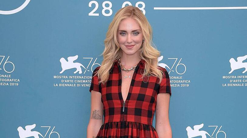Chiara Ferragni macht in schwarz-rot eine traumhafte Figur