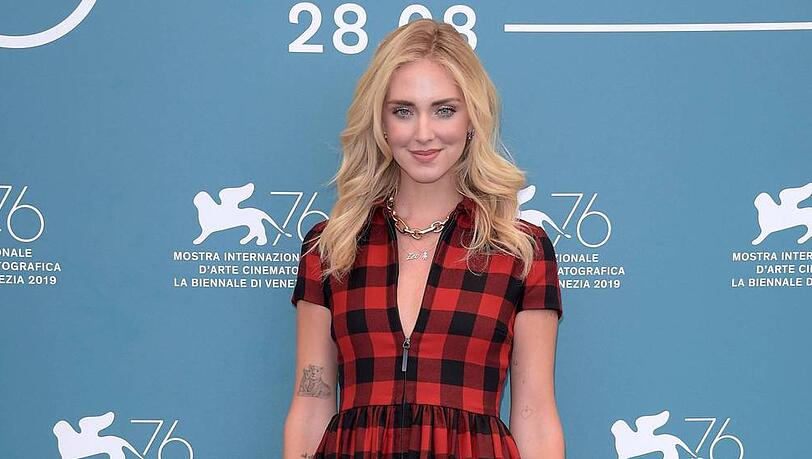 Chiara Ferragni macht in schwarz-rot eine traumhafte Figur Chiara Ferragni macht in schwarz-rot eine traumhafte Figur