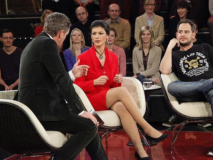 Markus Lanz im Gespräch mit Sahra Wagenknecht, Moritz Bleibtreu (r.) hört gespannt zu