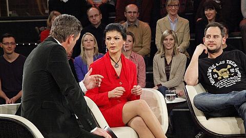 Markus Lanz im Gespräch mit Sahra Wagenknecht, Moritz Bleibtreu (r.) hört gespannt zu