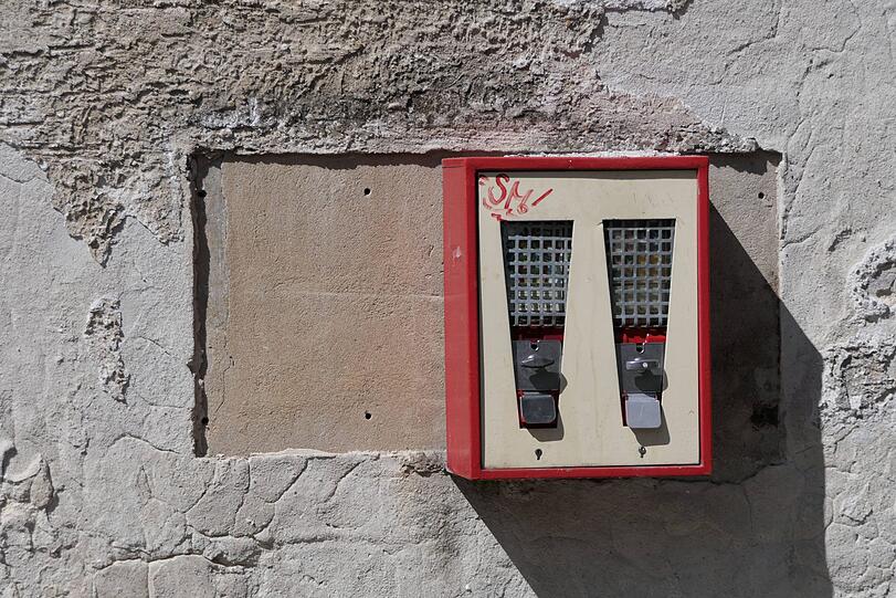 Insgesamt 15 Euro konnten die drei Jugendlichen aus einem Kaugummiautomaten erbeuten. (Symbolbild)