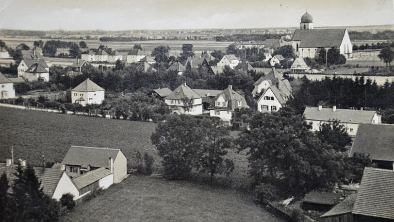 20er Jahre: Blick vom Turm der alten St.-Georgskirche auf die damals nagelneue Passionistenkirche.