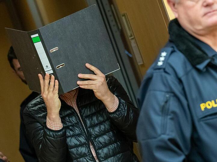Ein wegen Missbrauchs von Kindern angeklagter Logopäde trifft zum Prozessbeginn im Sitzungssaal im Würzburger Landgericht ein.