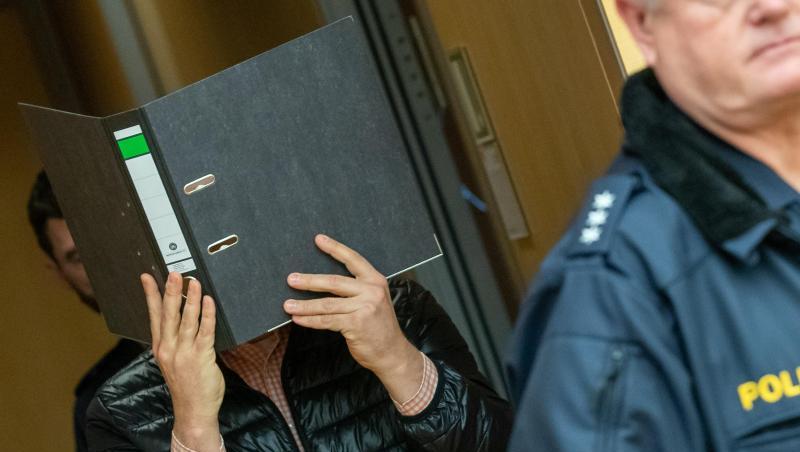 Ein wegen Missbrauchs von Kindern angeklagter Logopäde trifft zum Prozessbeginn im Sitzungssaal im Würzburger Landgericht ein. Ein wegen Missbrauchs von Kindern angeklagter Logopäde trifft zum Prozessbeginn im Sitzungssaal im Würzburger Landgericht ein.