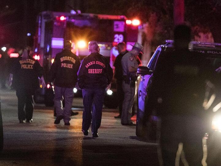 Polizisten am Tatort. Bei einer Schießerei im texanischen Houston sind mehrere Menschen getötet worden.