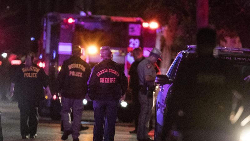 Polizisten am Tatort. Bei einer Schießerei im texanischen Houston sind mehrere Menschen getötet worden. Polizisten am Tatort. Bei einer Schießerei im texanischen Houston sind mehrere Menschen getötet worden.