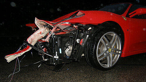 Was vom Traum in Rot übrig blieb - Ferrari nach dem Unfall Was vom Traum in Rot übrig blieb - Ferrari nach dem Unfall