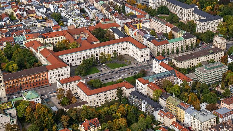 Die Ludwig-Maximilians-Universität München am Geschwister Scholl-Platz.