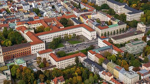 Die Ludwig-Maximilians-Universität München am Geschwister Scholl-Platz.
