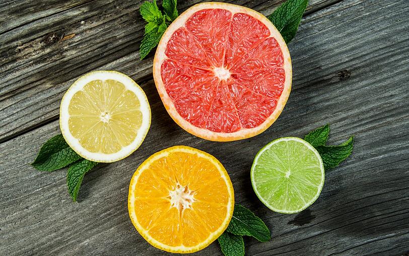 Dass Zitrusfrüchte wie Zitronen, Grapefruits oder Orangen reich an Vitamin C sind, wissen vermutlich die meisten. Tatsächlich eignen sich die sauren Früchte dadurch sogar als echter Energie Booster. Am besten kaufen Sie frische Früchte und pressen den Saft aus. Sie werden sehen: Der frische Geruch wird Sie zusätzlich beflügeln. Dass Zitrusfrüchte wie Zitronen, Grapefruits oder Orangen reich an Vitamin C sind, wissen vermutlich die meisten. Tatsächlich eignen sich die sauren Früchte dadurch sogar als echter Energie Booster. Am besten kaufen Sie frische Früchte und pressen den Saft aus. Sie werden sehen: Der frische Geruch wird Sie zusätzlich beflügeln.