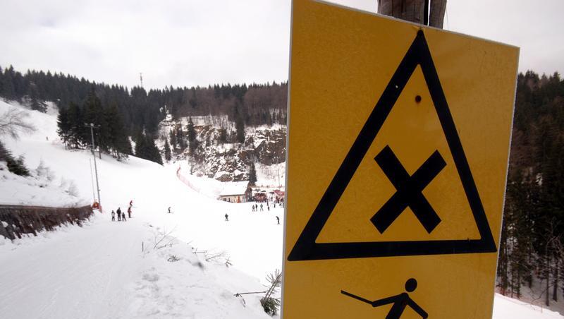 Ein Warnschild auf einer Skipiste. Ein Warnschild auf einer Skipiste.