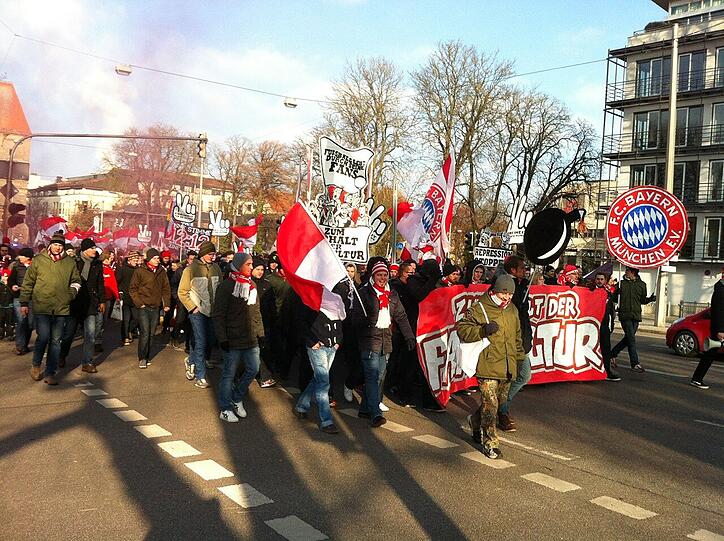 Bilder von der Demonstration in Augsburg gegen das neue DFL Sicherheitspapier, über das am 12.12 verhandelt werden soll.