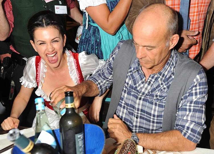 Das Feiern hat Heiner Lauterbach nicht verlernt - wie hier mit seiner Ehefrau Viktoria auf der Wiesn. Mittlerweile allerdings greift Lauterbach lieber zu Wasser als zu Wein oder Bier.