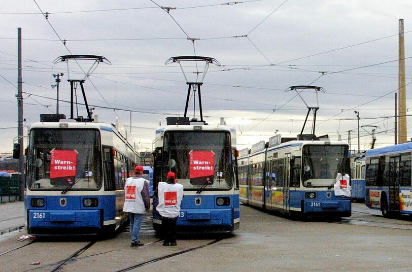 Am Mittwochmorgen bleiben viele Trambahnen im Betriebshof. Die Fahrer streiken für mehr Lohn.