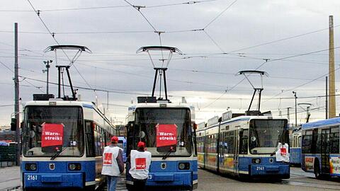 Am Mittwochmorgen bleiben viele Trambahnen im Betriebshof. Die Fahrer streiken für mehr Lohn.