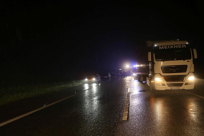 Der Sohn des Lkw-Fahrers musste mit ansehen, wie sein Fahrer überfahren wurde. Bilder vom Unfallort.