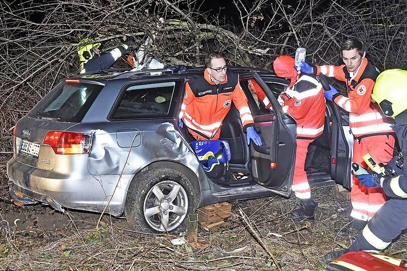 Horror-Crash auf der B304. Eine Frau wurde bei dem Unfall schwer verletzt.