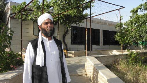Der Palästinenser Mohammed Gharib steht vor seinem Haus in Beit Idschsa im Westjordanland. Der Palästinenser Mohammed Gharib steht vor seinem Haus in Beit Idschsa im Westjordanland.