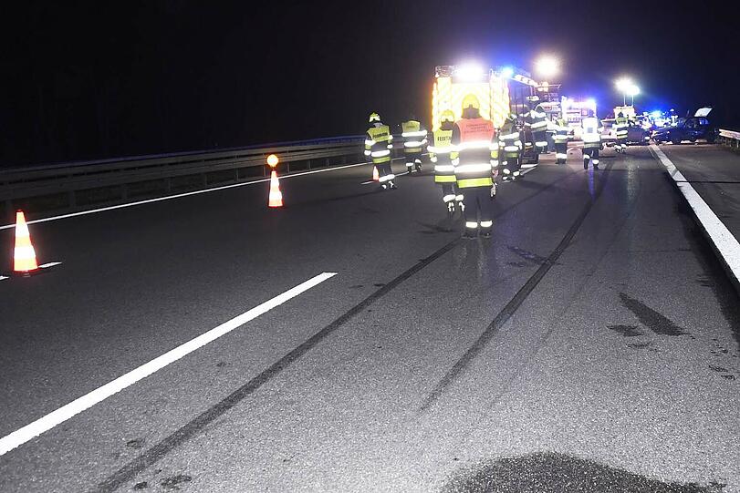 Trümmer und Autowracks auf der A95: Die Bilder vom Bergungseinsatz.