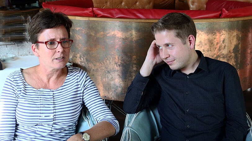 Die SPD-Landtagsabgeordnete Isabell Zacharias im Gespräch mit Kevin Kühnert. Auch sie sagt: "Maaßen darf nicht Innenstaatssekretär werden. Er sollte in den Ruhestand oder auf einen anderen Posten versetzt werden. Wenn Horst Seehofer das nicht mitmacht, ist er nicht mehr tragbar."