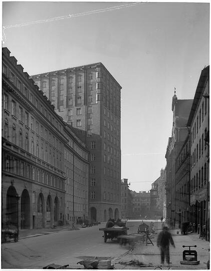 Das Hochhaus ist 1929 fertig, die Infrastruktur fehlt noch: das Technische Hochhaus in der Blumenstraße.