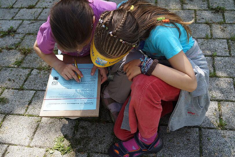 Quiz, Stelzen oder Pedalos: Im Spielbus können viele Dinge von Kindern ausprobiert werden.